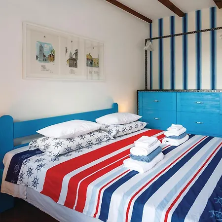 Case de vacanță 4 Bedroom Beautiful In Omišalj