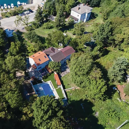 Case de vacanță 4 Bedroom Beautiful In