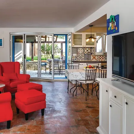 Case de vacanță 4 Bedroom Beautiful In *