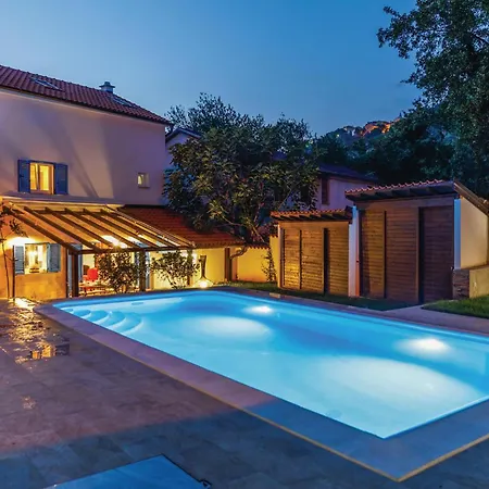 Case de vacanță 4 Bedroom Beautiful In Omišalj
