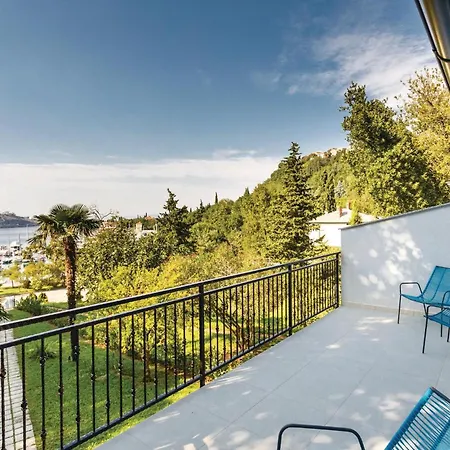 Case de vacanță 4 Bedroom Beautiful In