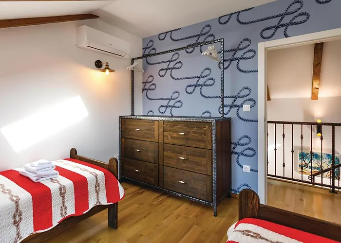 Ferienhaus 4 Bedroom Beautiful In Omišalj