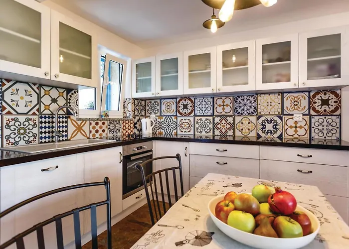 4 Bedroom Beautiful In Omišalj