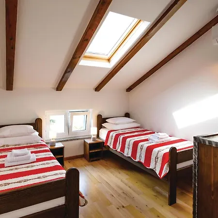 Ferienhaus Awesome In Omišalj