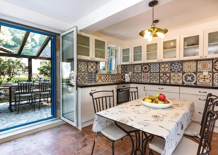 4 Bedroom Beautiful In Omišalj